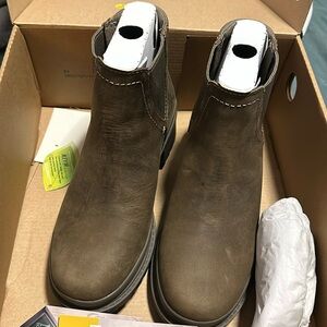 Brand new Muck boot company taupe Chelsea boot. Size 6.